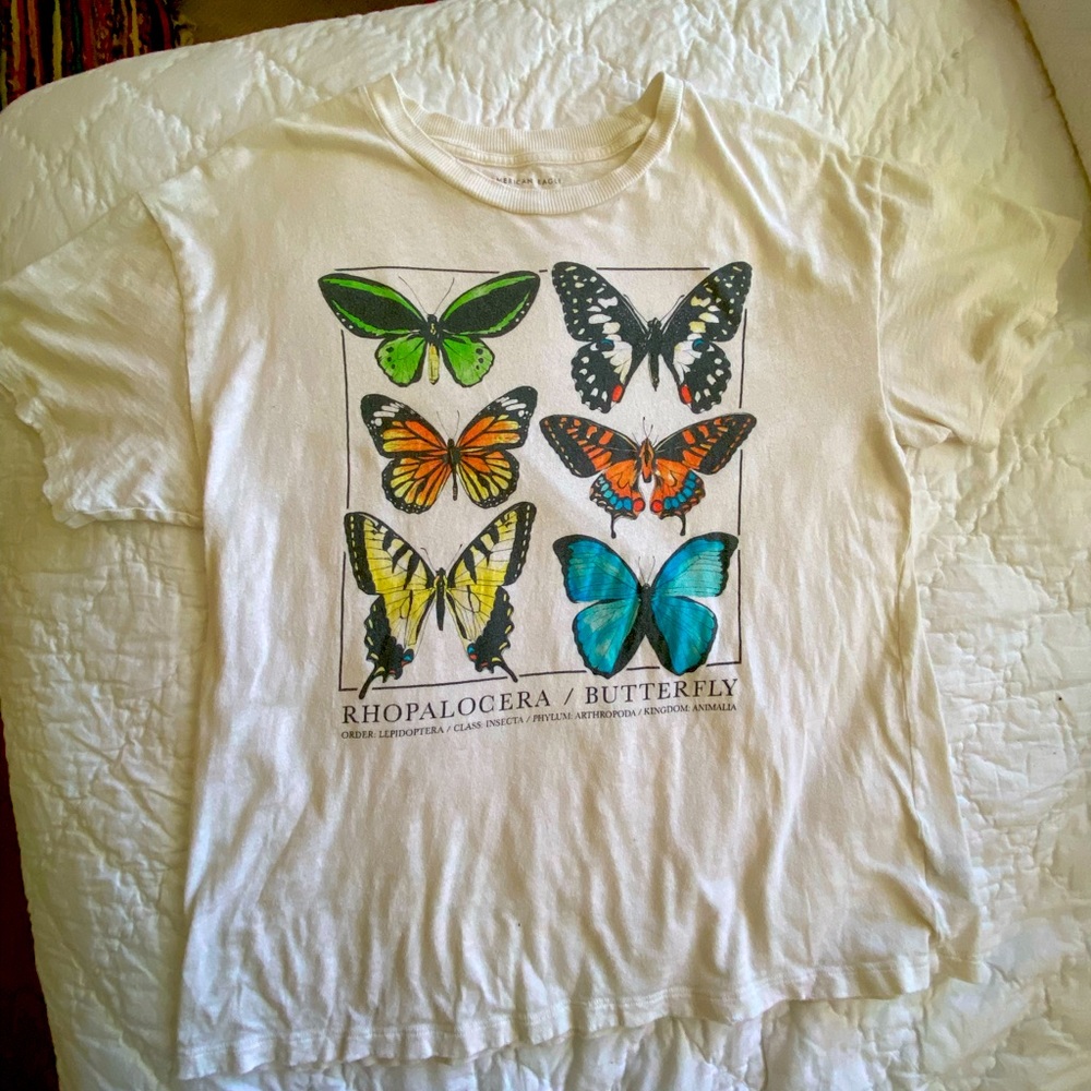 American Eagle - size XS, S, M -🦋 tshirt